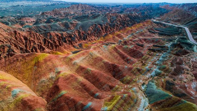Banyak orang bilang, Danxia mirip dengan planet Mars karena permukaannya berbukit warna kemerah-merahan.