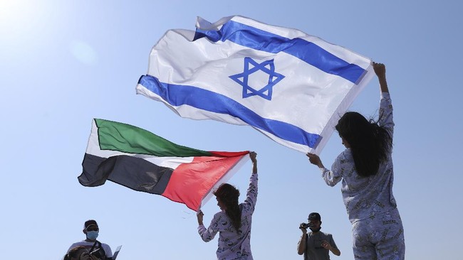 Pemerintah Uni Emirat Arab (UEA) hari ini, Rabu (14/7), meresmikan kedutaan besar mereka di Tel Aviv, Israel.