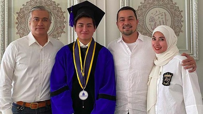 Wisuda Anak Annisa Trihapsari dan Adjie Pangestu