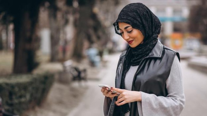 Bahan Hijab yang Gampang Kusut, Perlu Trik Buat Memakainya