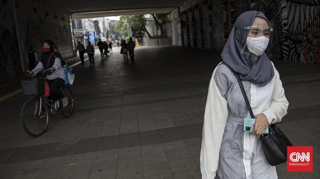 Ahli epidemiologi sebut permintaan Menteri Airlangga untuk terapkan jam kerja fleksibel saat PSBB total bisa ganggu efektivitas.