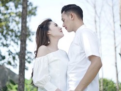 Isu Pindah Agama dalam Pernikahan Dory Harsa dan Nella Kharisma