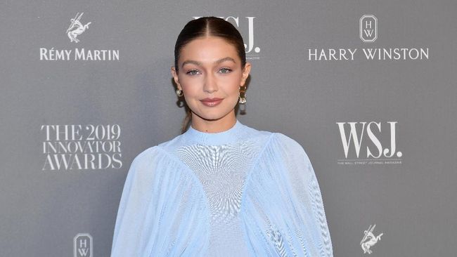 Gigi Hadid memutuskan kembali bekerja usai dua bulan melahirkan dan mengaku menjadi ibu adalah pekerjaan yang tak ada tandingannya.