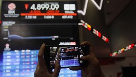 Laju IHSG Diproyeksi Bervariasi Sambut PSBB Total Hari Ini