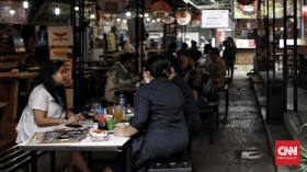 Studi: Banyak Pasien Covid-19 Makan di Restoran Sebelum Sakit