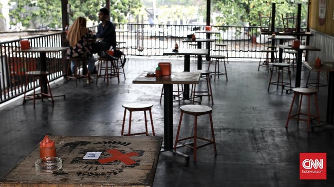 Ratusan rumah makan disegel polisi dan Satpol PP DKI Jakarta karena melanggar protokol kesehatan Covid-19.