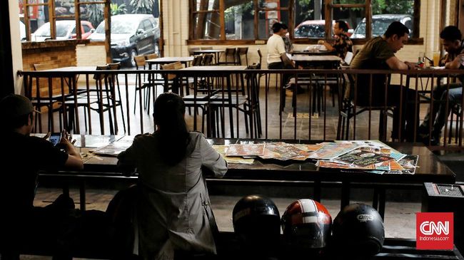 Rumah makan dan restoran jadi salah satu tempat berisiko penularan Covid-19. Ikuti protokol kesehatan dan cara mencegah penularan virus corona di restoran.