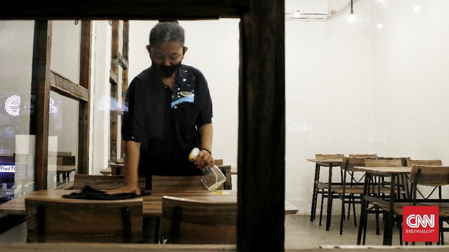 Strategi itu mencakup relaksasi pemberian izin UMK, penyaluran dana dan kredit modal kerja, serta pembentukan koperasi di 12 kampung prioritas.