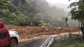 Jalur Padang-Bengkulu Putus Tertimbun Longsor
