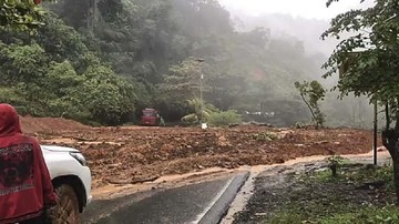 Hujan yang mengguyur wilayah Padang, Sumatera Barat mengakibatkan longsor di jalan lintas Sumatera.