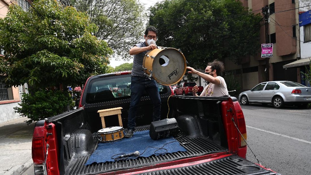 FOTO: Musisi Jazz Meksiko Mengamen di Jalanan Kala Pandemi