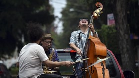 FOTO: Musisi Jazz Meksiko Mengamen di Jalanan Kala Pandemi