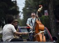 FOTO: Musisi Jazz Meksiko Mengamen di Jalanan Kala Pandemi