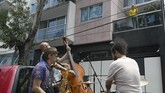 FOTO: Musisi Jazz Meksiko Mengamen di Jalanan Kala Pandemi Sejumlah musisi jaz Meksiko mengamen di atas mobil van untuk menghibur para warga di kala pandemi Covid-19.