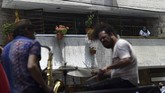 FOTO: Musisi Jazz Meksiko Mengamen di Jalanan Kala Pandemi Sejumlah musisi jaz Meksiko mengamen di atas mobil van untuk menghibur para warga di kala pandemi Covid-19.