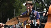 FOTO: Musisi Jazz Meksiko Mengamen di Jalanan Kala Pandemi Sejumlah musisi jaz Meksiko mengamen di atas mobil van untuk menghibur para warga di kala pandemi Covid-19.