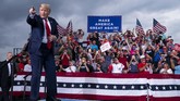 FOTO: Kampanye Sengit Trump dan Biden Jelang Pilpres AS Kandidat capres-cawapres dalam pemilu Amerika Serikat memulai serangkaian kampanye di tengah pandemi virus corona.
