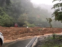 Longsor di Kelok Jariang, Jalur Sumbar-Bengkulu Sempat Lumpuh
