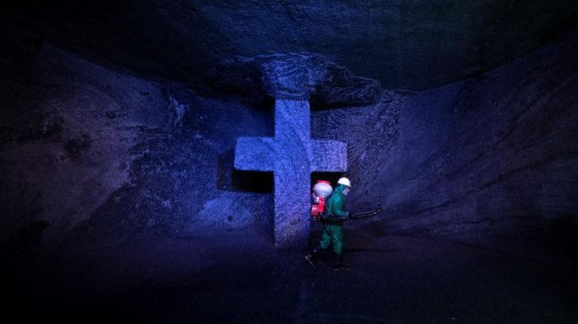 Katedral Garam Zipaquirá merupakan tempat ibadah yang berada di bawah tanah tambang garam di Kolombia.