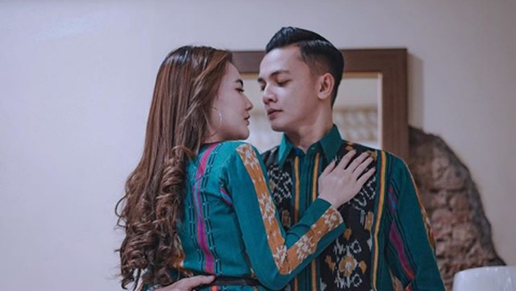 Kemesraan Nella Kharisma dan Dory Harsa.