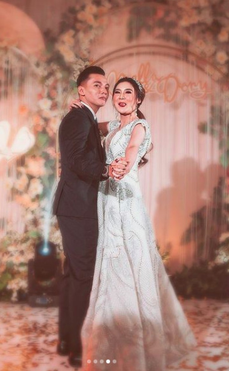 5 Foto Pernikahan Nella Kharisma dan Dory Harsa - Foto 1