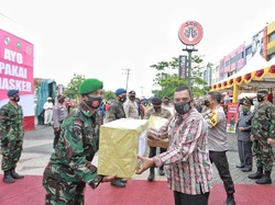 Bagi Masker ke Warga, Wagub Nilai Naiknya Kasus Corona di Riau Memprihatinkan