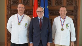 Chef Chris Salans Terima Penghargaan dari Pemerintah Prancis