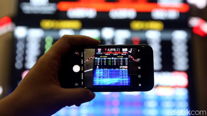Indeks Harga Saham Gabungan (IHSG) anjlok 5% ke level 4.891. Bursa Efek Indonesia (BEI) menghentikan sementara perdagangan saham siang ini.