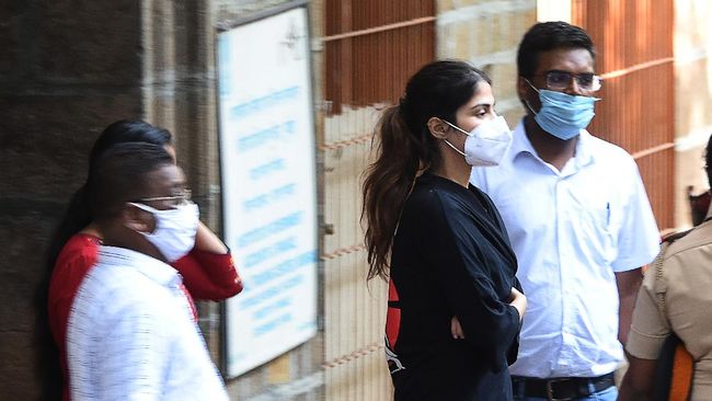 Setelah hampir sebulan ditahan polisi terkait kasus kematian Sushant Singh Rajput, Rhea Chakraborty bebas dengan jaminan.