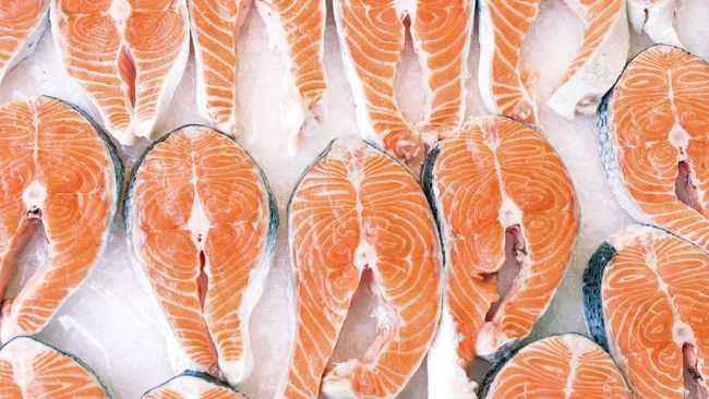 Peneliti menemukan virus corona bertahan pada salmon beku selama delapan hari. Karena itu studi merekomendasikan protokol baru pengetatan ekspor dan impor ikan.