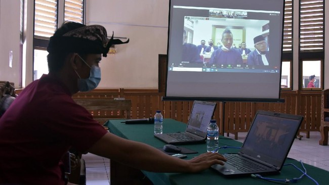 Jerinx SID mempertanyakan kesalahannya kepada Hakim soal 'IDI Kacung WHO' karena menganggap dia tak punya kapasitas membubarkan organisasi itu.