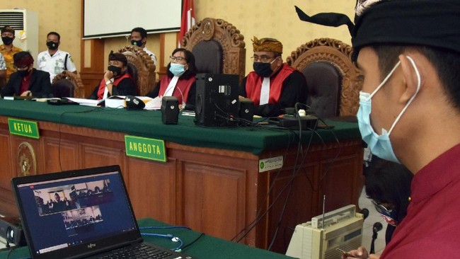 Hakim PN Denpasar menegaskan sikap Jerinx yang walkout dalam sidang sama saja tidak menghormati hukum yang berlaku.