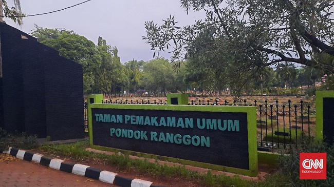 Ratusan peziarah masih memadati kompleks Tempat Pemakaman Umum (TPU) Pondok Ranggon, Jakarta Timur, di hari kedua lebaran 2022.