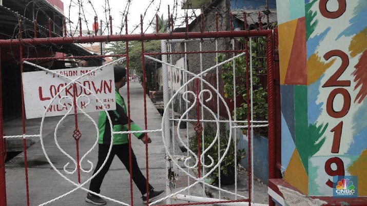 Aktivitas warga Kelurahan Legoa, Jakarta Utara, Kamis (10/9). Kelurahan Legoa merupakan salah satu kelurahan zona merah di Kecamatan Koja, Jakarta Utara. Pantauan CNBC Indonesia para warga khususnya anak-anak bermain tanpa mengenakan masker. Jumlah kasus positif Covid-19 di Indonesia masih terus bertambah dan telah menembus angka psikologis 200.000. Saat ini total kasus di Jakarta mencapai 50.671 orang, dan masih menjadi yang paling tinggi di Indonesia. Dalam 10 hari pertama September penambahan pasien positif di Jakarta menembus 10.585 orang, artinya penambahan rata-rata pasien positif baru mencapai lebih dari 1.000 orang per hari.Seperti diketahui  PSSB total akan berlaku mulai 14 September 2020, selain kegiatan perkantoran ditiadakan juga semua kegiatan yang berkaitan kerumunan hingga tempat hiburan ditutup.

 (CNBC Indonesia/ Muhammad Sabki)