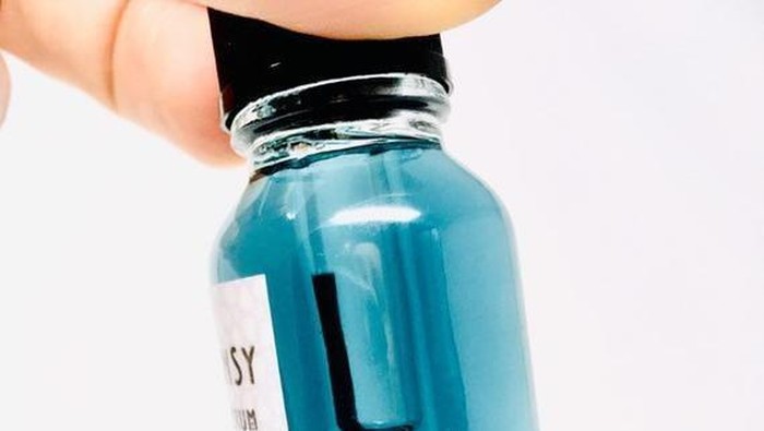 Fakta Tentang Azulene Oil, Bahan Skincare Berwarna Biru