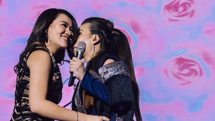 Aaliyah Massaid bersama Reza Artamevia