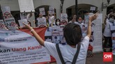 FOTO : Aksi Demo Nasabah Jiwasraya Menuntut Pengembalian Dana Ratusan nasabah menggeruduk Kantor Jiwasraya meminta kepastian pengembalian dana mereka yang sudah 2 tahun tidak jelas keberadaannya.