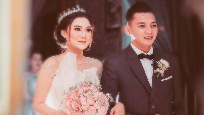 Cantiknya Nella Kharisma dengan Gaun Pengantin Putih di Hari Pernikahan