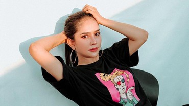 img-title Selebgram DJ Joana Dihujat karena Tato Mirip Lafaz Allah
