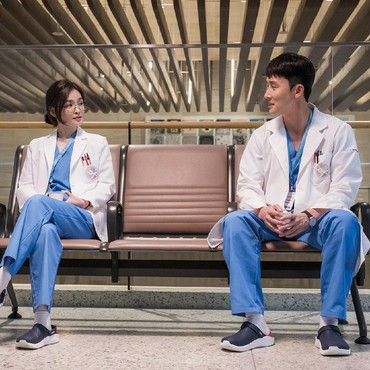Gegara Covid-19 Syuting Drakor 'Hospital Playlist' Ditunda Tahun Depan