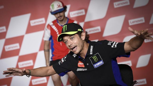 Valentino Rossi menyesal karena melihat Morbidelli dan Bagnaia finis 1-2 namun ia tak bisa menemani mereka di podium MotoGP San Marino.