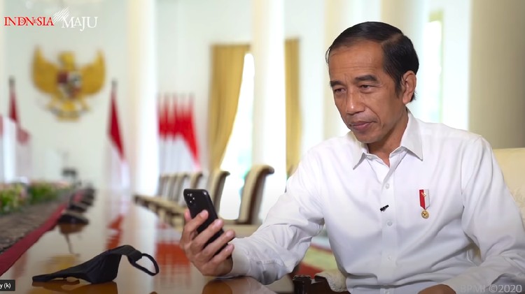 Jokowi Presiden Jokowi berbincang dengan guru di Padang, Sumbar, Rika Susi Waty, Jumat (11/9/2020).
