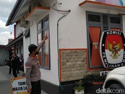 Polisi Cek CCTV KPU Kota Blitar yang Diteror Kembang dan Boneka Tertusuk Jarum