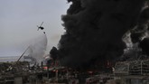 FOTO: Kebakaran di Libanon dari Gudang Bantuan Korban Ledakan Pusat kebakaran di lokasi ledakan Beirut, LIbanon pada Kamis (10/9) dikethaui berasal dari gudang penyimpanan bantuan makanan dan kebutuhan pokok.
