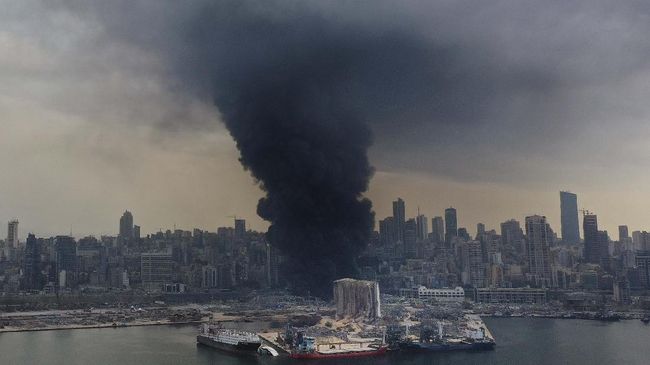 Ledakan di pelabuhan menyisakan kerusakan parah pada bangunan bersejarah di Beirut. Kini musim hujan menjadi tantangan usaha penyelamatan.