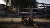 FOTO: Kebakaran di Libanon dari Gudang Bantuan Korban Ledakan Pusat kebakaran di lokasi ledakan Beirut, LIbanon pada Kamis (10/9) dikethaui berasal dari gudang penyimpanan bantuan makanan dan kebutuhan pokok.
