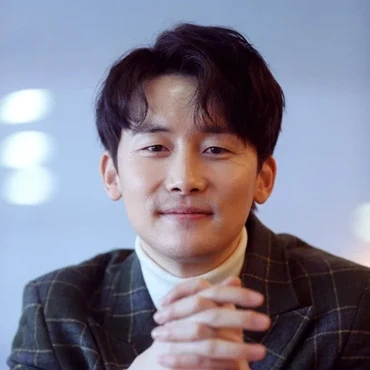 Sedih, Kim Jun Han Pastikan Absen Pada 'Hospital Playlist' Musim Kedua