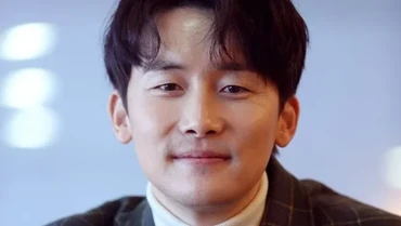 img-title Sedih, Kim Jun Han Pastikan Absen Pada 'Hospital Playlist' Musim Kedua
