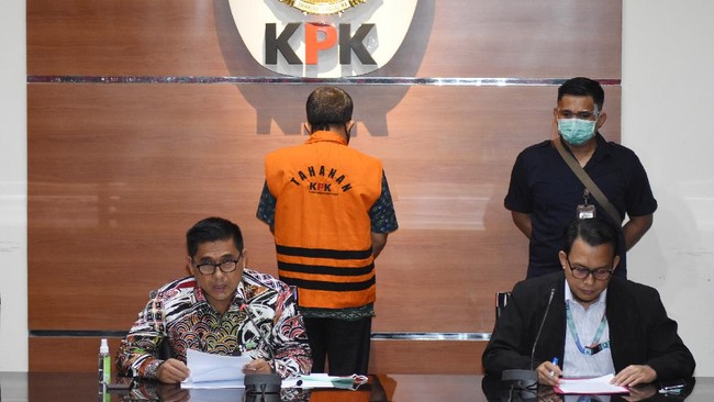 Deputi Penindakan KPK Karyoto dinyatakan positif Covid-19 dalam keadaan sehat. Penanganan perkara tetap berjalan seperti biasa.