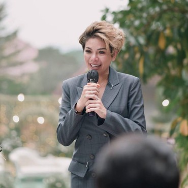 Duh, Ibu-ibu Bercadar Datangi Rumah Nikita Mirzani yang Dijaga Polisi